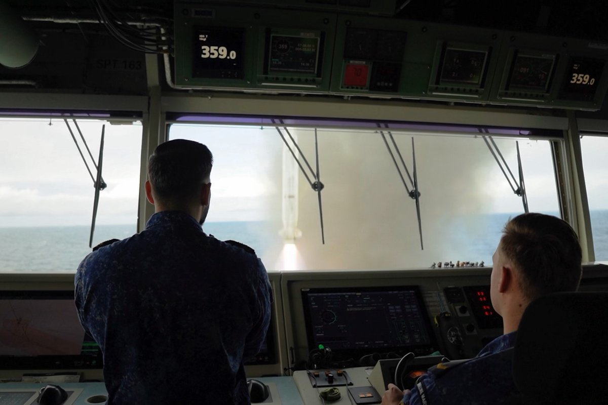 kon_marine's tweet image. Voor de Schotse kust heeft Zr.Ms. De Ruyter een drone uit de lucht geschoten met een Evolved Sea Sparrow Missile. Het trainen van dit soort lanceringen is belangrijk voor de marine 👉 defensie.nl/actueel/nieuws…