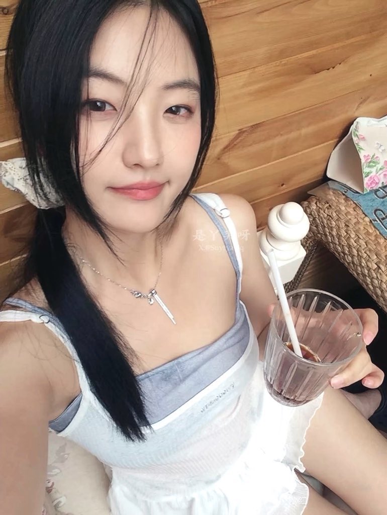 精心打扮一下，换上粉丝送的衣服去隔壁大叔家勾引大叔，如果勾引成功的话你们就有好东西看，爸爸们评论区等我😋 https://t.co/JmCEA4Tosv