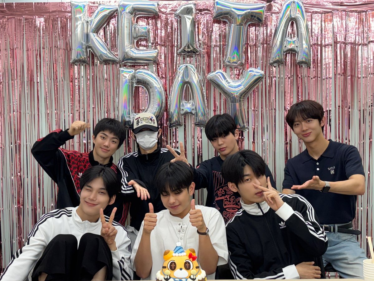 EVNNE_official's tweet photo. [📸] ❤️ HAPPY KEITA DAY ❤️  이븐이들의 세레나데와🎶 엔브들의 축하로 완벽해진 이타 생일🎂  #EVNNE #이븐 #HAPPYKEITADAY #이타가_있어_럭키해진_7월 #케이타의_KESHIKI엔_언제나_엔브가 https://t.co/r0ViqHczwe