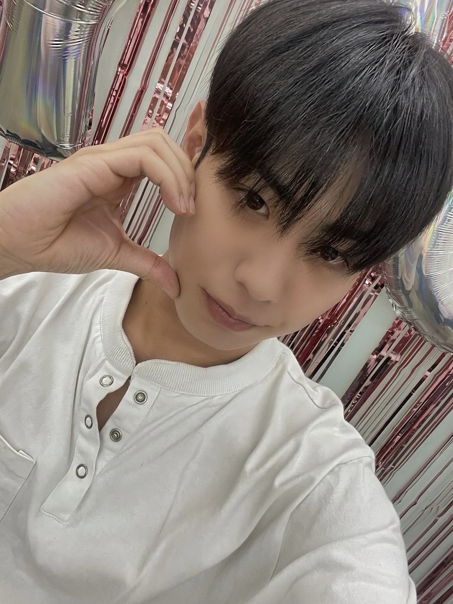 EVNNE_official's tweet photo. [📸] ❤️ HAPPY KEITA DAY ❤️  이븐이들의 세레나데와🎶 엔브들의 축하로 완벽해진 이타 생일🎂  #EVNNE #이븐 #HAPPYKEITADAY #이타가_있어_럭키해진_7월 #케이타의_KESHIKI엔_언제나_엔브가 https://t.co/r0ViqHczwe