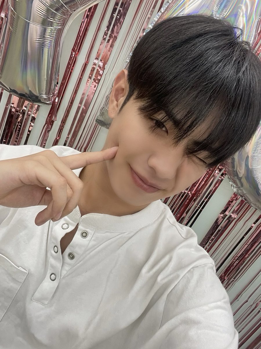 EVNNE_official's tweet photo. [📸] ❤️ HAPPY KEITA DAY ❤️  이븐이들의 세레나데와🎶 엔브들의 축하로 완벽해진 이타 생일🎂  #EVNNE #이븐 #HAPPYKEITADAY #이타가_있어_럭키해진_7월 #케이타의_KESHIKI엔_언제나_엔브가 https://t.co/r0ViqHczwe