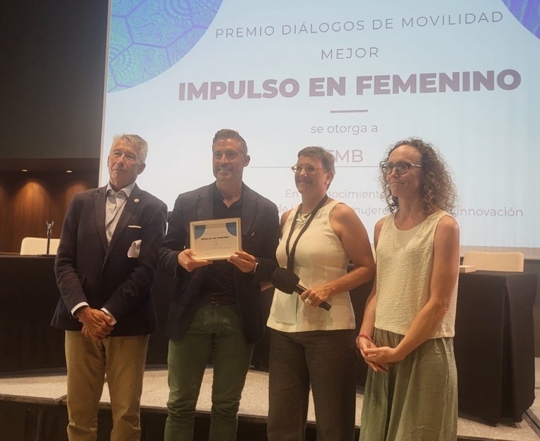 TMB (@tmb_barcelona) on Twitter photo 🏅🚇El director de la xarxa de #metrobcn, Òscar Playà, recull el premi atorgat a #TMB per <a href="/Railgrup/">IN-MOVE by Railgrup</a> en la 9a edició dels Diàlegs de Mobilitat al millor 'Impuls en femení', per l'esforç i dedicació en l'àrea del grup de treball 'Women on the move' ♀️ 🏅🚇El director de la xarxa de #metrobcn, Òscar Playà, recull el premi atorgat a #TMB per <a href="/Railgrup/">IN-MOVE by Railgrup</a> en la 9a edició dels Diàlegs de Mobilitat al millor 'Impuls en femení', per l'esforç i dedicació en l'àrea del grup de treball 'Women on the move' ♀️