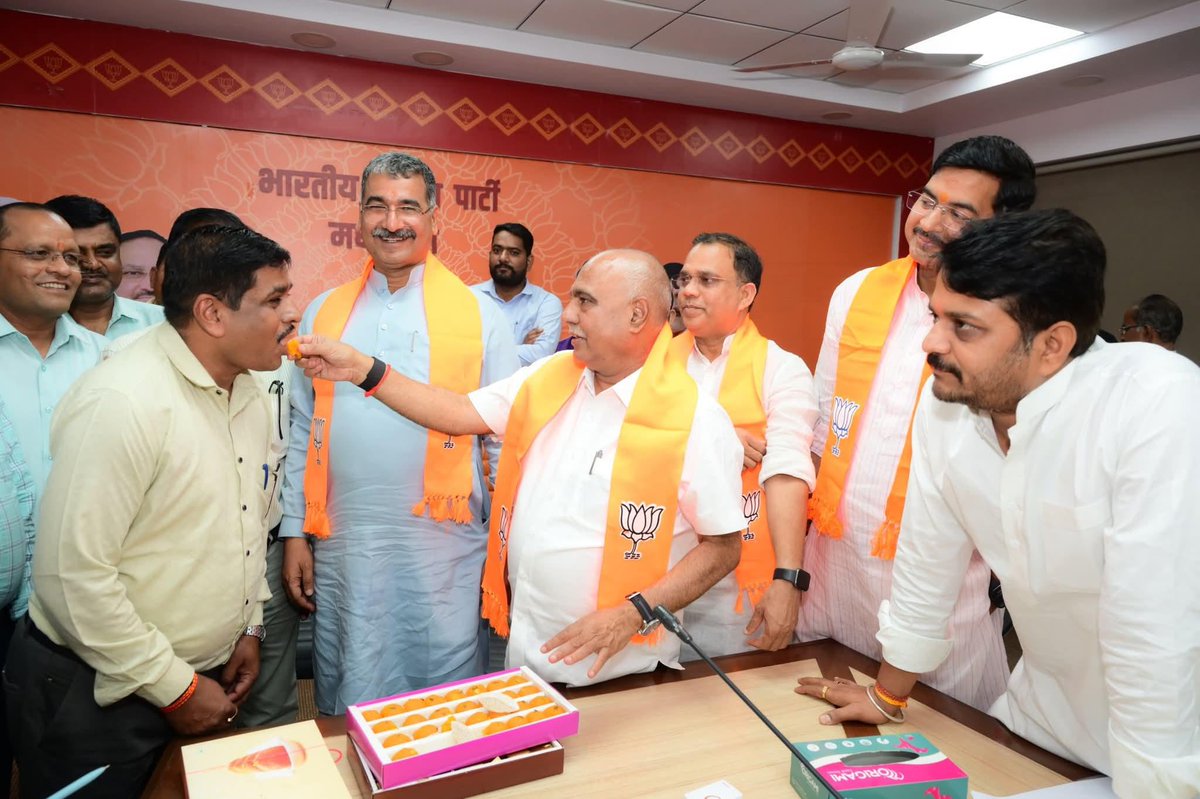 Vaibhav Pawar (@vaibhavpawarmp) on Twitter photo आज भारतीय जनता पार्टी प्रदेश कार्यालय में पधारे नवनिर्वाचित प्रदेश अध्यक्ष आदरणीय श्री <a href="/Hkhandelwal1964/">Hemant Khandelwal</a> जी से सामान्य भेंट हुई। इस अवसर पर भाजपा प्रदेश संगठन महामंत्री श्री <a href="/HitanandSharma/">हितानंद Hitanand</a> जी व अन्य वरिष्ठ जन उपस्थित रहे। आज भारतीय जनता पार्टी प्रदेश कार्यालय में पधारे नवनिर्वाचित प्रदेश अध्यक्ष आदरणीय श्री <a href="/Hkhandelwal1964/">Hemant Khandelwal</a> जी से सामान्य भेंट हुई। इस अवसर पर भाजपा प्रदेश संगठन महामंत्री श्री <a href="/HitanandSharma/">हितानंद Hitanand</a> जी व अन्य वरिष्ठ जन उपस्थित रहे।