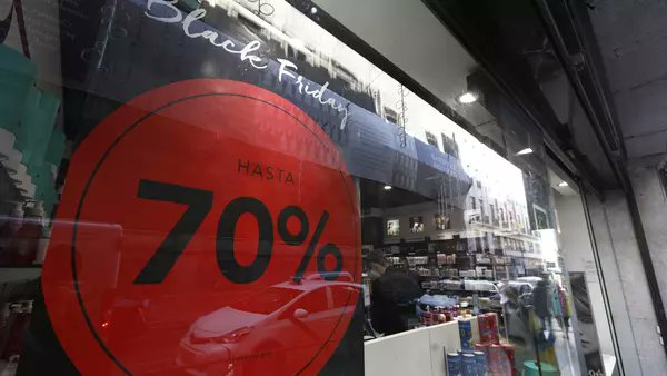 EnemigoAnonimo_'s tweet image. Muchas de las ofertas de Black Friday son falsas: Consumo ha sancionado a siete empresas por ello.
Tres de esas compañías han admitido que subieron los precios días antes de los descuentos de finales de noviembre para disfrazarlos después como promociones eldiario.es/1_bdc4ea