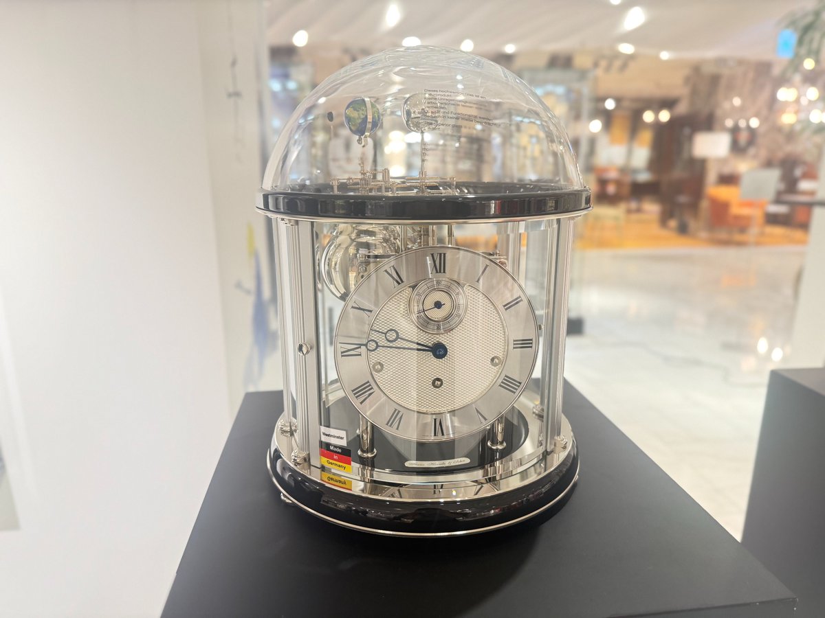 im_MediaArts's tweet image. 🌏「チ。からウォッチへ」ウォッチコレクターズウィーク 番外編⌚
店頭には、腕時計だけではなく置時計なども展示🕰
惑星の動きやそれにまつわる星座まで…思わず見とれてしまう作り🌟
気軽にご覧いただける貴重な機会にぜひお立ち寄りください😊
imn.jp/post/108057207…