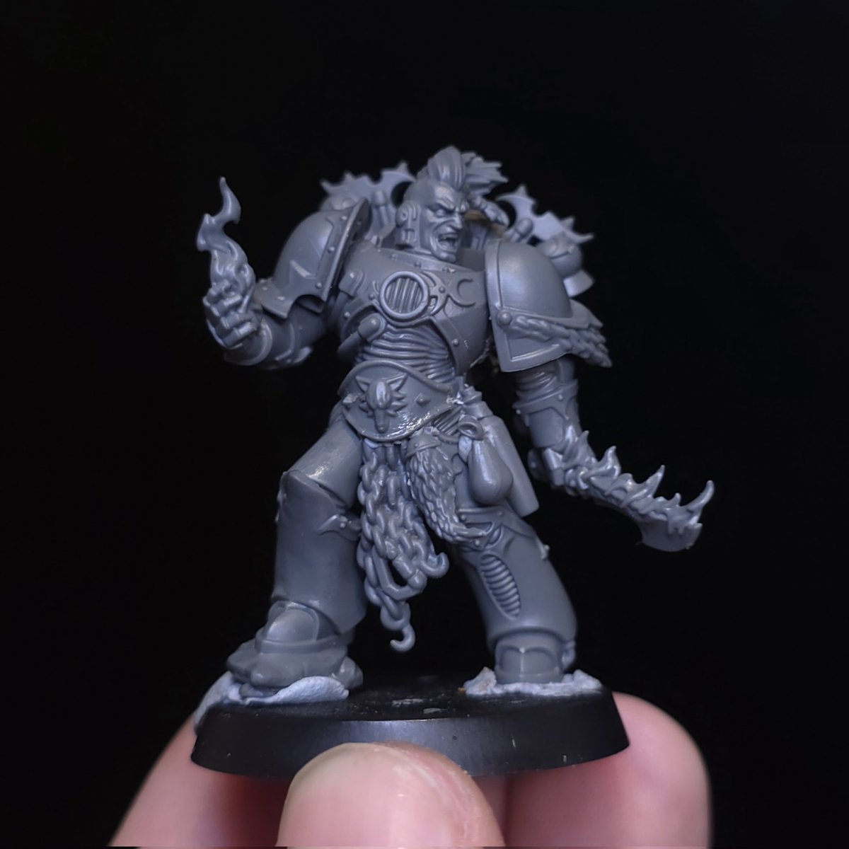 No more Slaanesh icon on his shin to make it a little more subtle. 

#warhammer40k #WarhammerCommunity