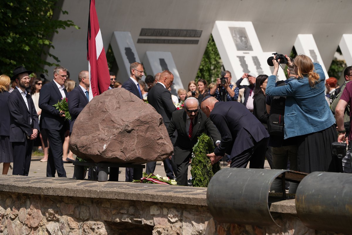 Šodien noliku ziedus, pieminot ebreju tautas genocīda upurus Latvijā, 1941. gada 4. jūlijā aizsākās masveida slepkavības, kuru gaitā tika noslepkavoti gandrīz 75 000 Latvijas ebreju.

Domājot par šo traģisko vēstures posmu, man ir svarīgi, lai šādi noziegumi nekad vairs