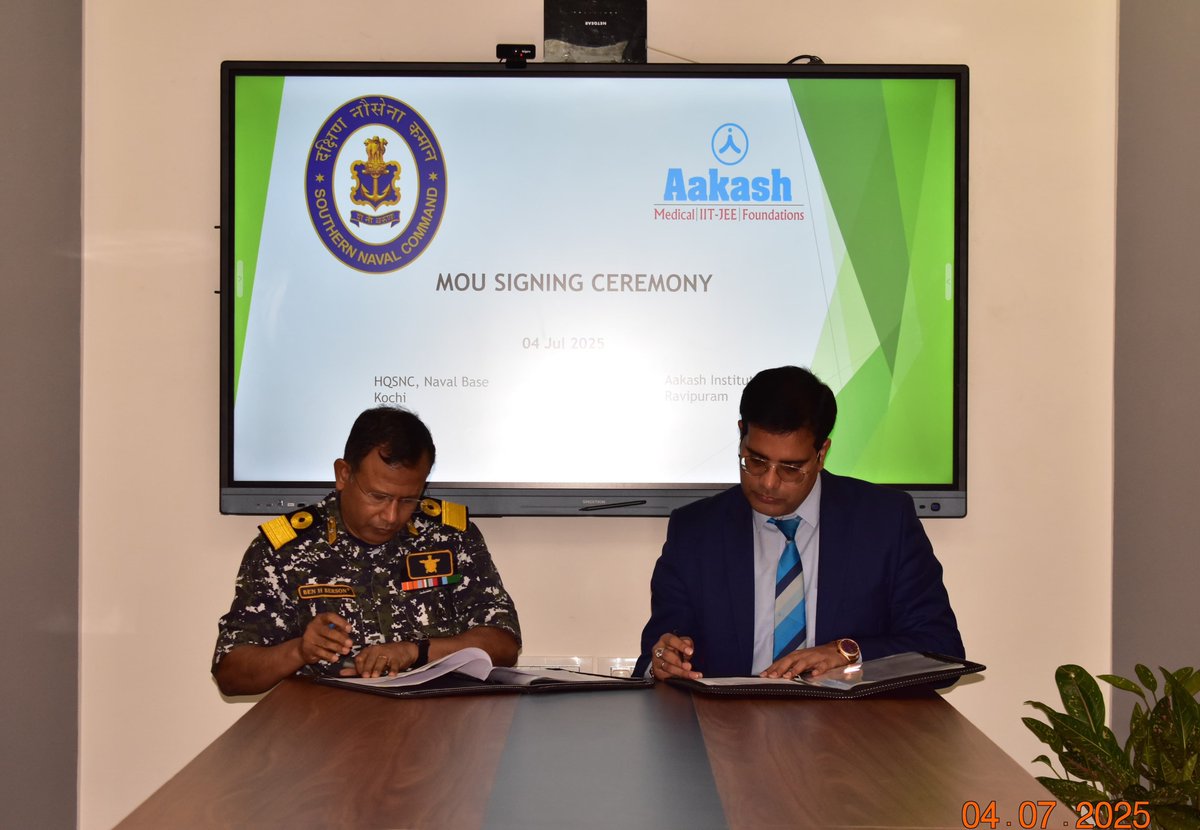 DefencePROkochi's tweet image. #HQSNC renews MoU with #Aakash Educational Services Ltd to provide quality coaching at concessional rates for wards of Defence Service/ Civilian personnel studying in #NavyChildrenSchools &amp;amp; #KendriyaVidyalayas under #SouthernNavalCommand in #Kerala, from Class VIII onwards. 
The