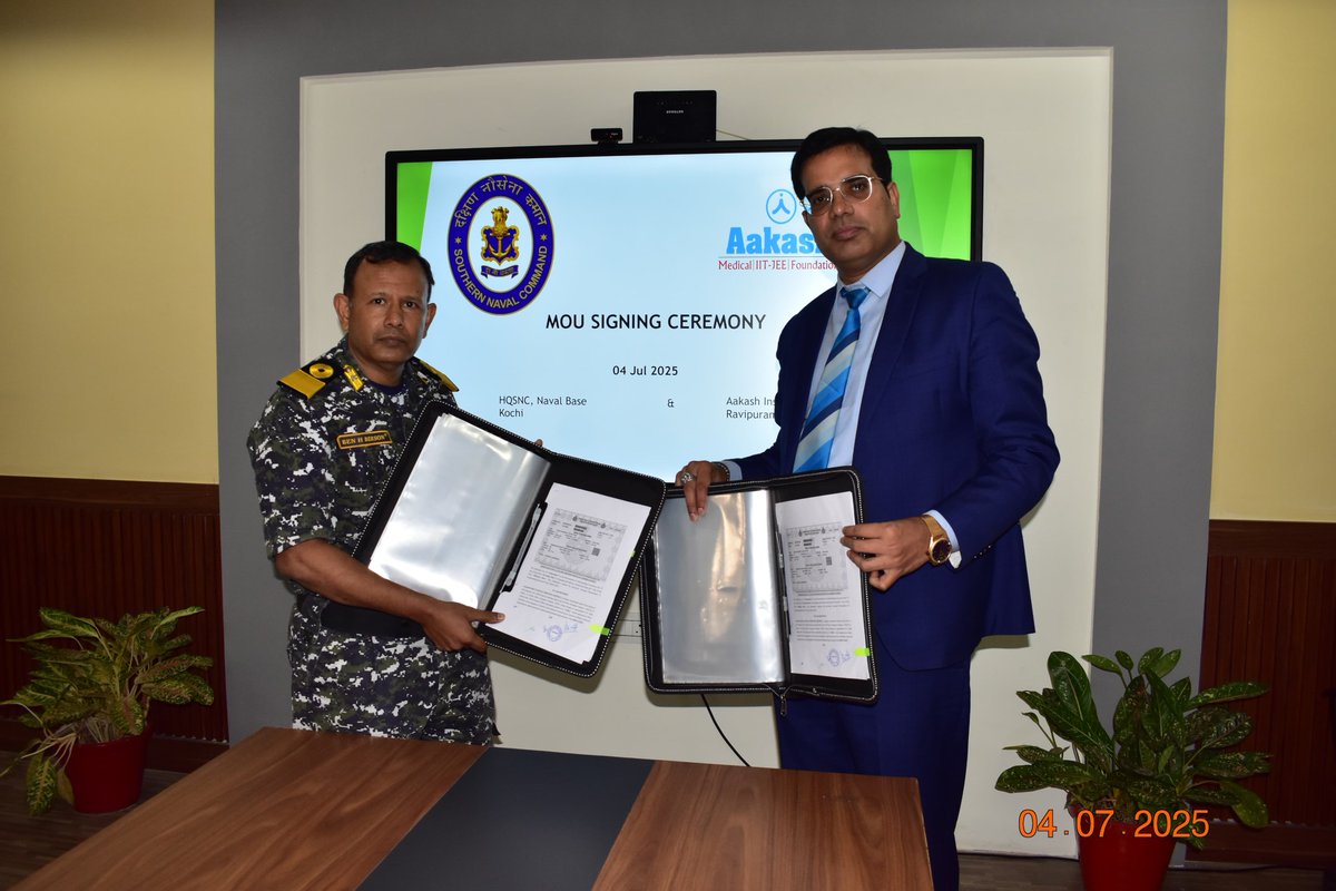 DefencePROkochi's tweet image. #HQSNC renews MoU with #Aakash Educational Services Ltd to provide quality coaching at concessional rates for wards of Defence Service/ Civilian personnel studying in #NavyChildrenSchools &amp;amp; #KendriyaVidyalayas under #SouthernNavalCommand in #Kerala, from Class VIII onwards. 
The
