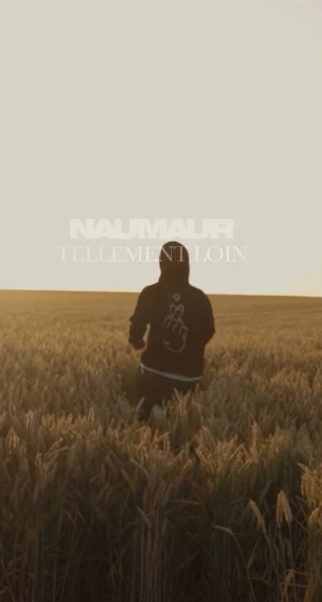 Naumaur il a tournée son clip avec un beau pull en tout cas