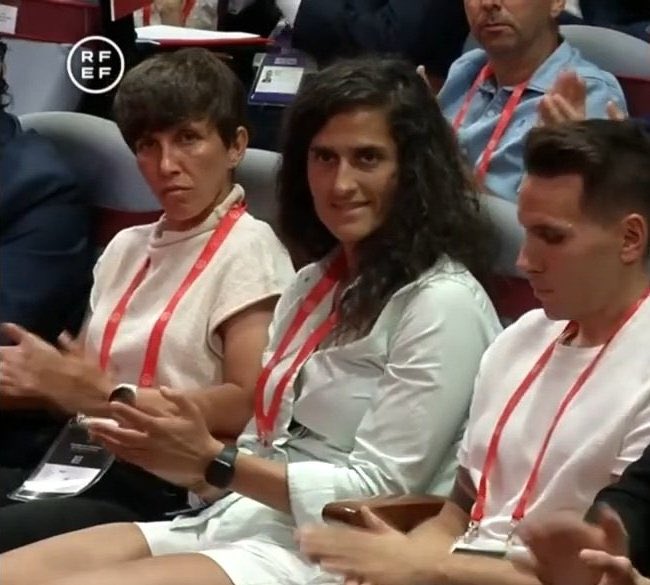 Jenni Hermoso no ha sido convocada a la Eurocopa con la selección española tras denunciar a Rubiales y ganar el juicio. La seleccionadora Montse Tomé aplaudió el discurso del machista de Rubiales. La afición se ha acordado de Jenni Hermoso y le sigue mandando apoyo.