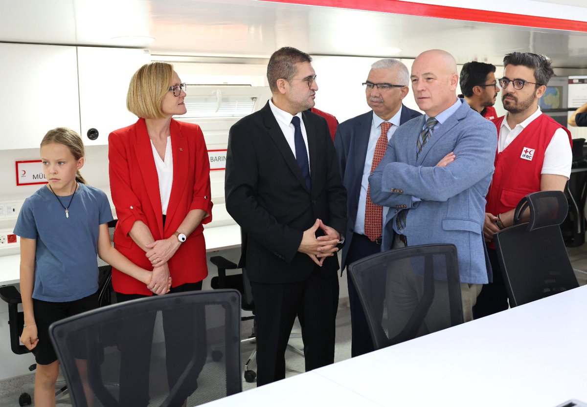 Türk Kızılay, Uluslararası Kızılhaç ve Kızılay Dernekleri Federasyonu (<a href="/ifrc/">IFRC</a>) ile Kanada Kızılhaçı’nın iş birlikleri kapsamında afet müdahale kapasitesini artırmaya yönelik yeni araçlar envanterimize katıldı.

Mobil sağlık ve haberleşme araçlarının teslim töreni; Genel