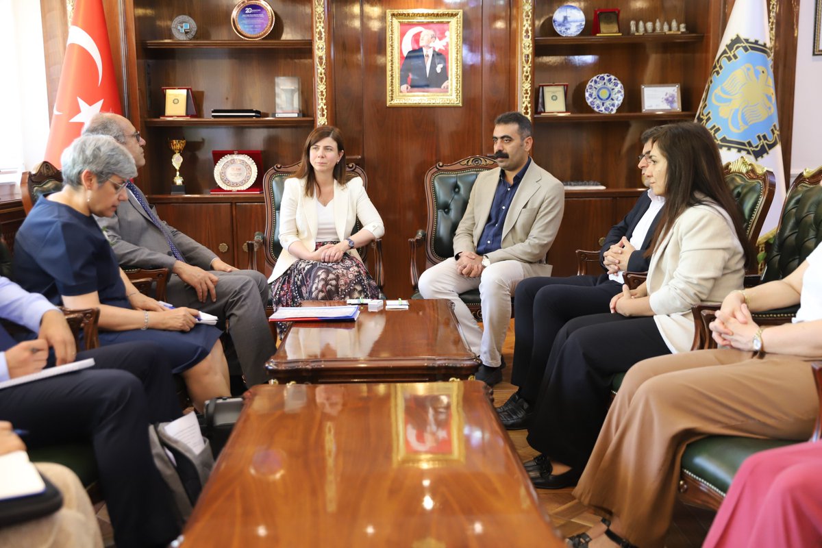 🤝 Uluslararası Çalışma Örgütü (ILO) Heyetinden Eşbaşkanlarımıza Ziyaret

📌 Uluslararası Çalışma Örgütü (ILO) Türkiye Ofisi Direktörü Yasser Ahmed Hassan ve beraberindeki heyet, Eşbaşkanlarımız Serra Bucak ve Doğan Hatun’u ziyaret etti. Görüşmede; istihdam, uluslararası çalışma