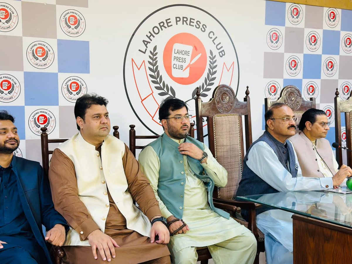 مریم نواز اسمبلی میں جب بھی آتی ہیں تو اپوزیشن کے اراکین کو معطل کرواتی ہیں، اس بار ائیں ہیں تو انکو احتجاج کچھ زیادہ ہی ناگوار گزرا کہ ہمارے 26 ممبران کی نااہلی کا ریفرنس الیکشن کمیشن میں بھیج دیا یے.

تمام سختیوں کے باوجود احتجاج نہیں رکے گا