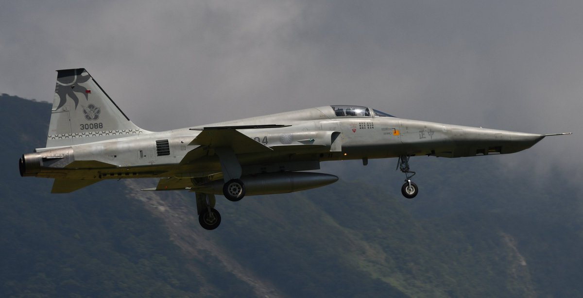 k_fox48jet's tweet image. さようならROCAF F-5ファミリー
友人たちの協力を得て、駆け込みで楽しむことができました
図鑑や模型で憧れた機体が消えていくのは寂しい限りです