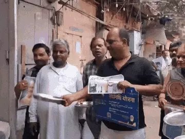 वाराणसी : योगी आदित्यनाथ ने जिस चाट खिलाने वाले राजू को सम्मानित किया, 

वो वाराणसी में भीख मांग रहे हैं। उन्होंने कहा- पुलिस कमिश्नर के आदेश पर मेरा ठेला हटा दिया गया। 

अब पेट पालने का सवाल है तो भीख मांग रहा हूं। मुझे धमकी दी गई है कि अगर दोबारा से ठेला लगाया तो जेल भेज दिया