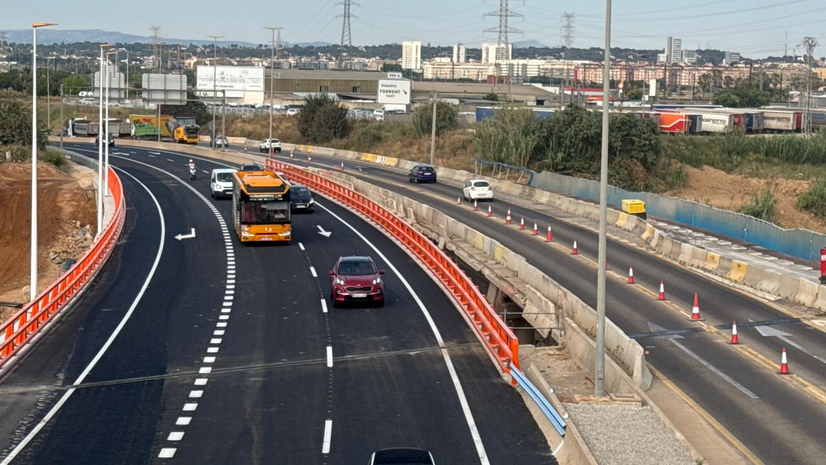 GVA Recuperació (@gvarecuperacio) on Twitter photo La <a href="/generalitat/">Generalitat</a> finaliza la construcción del nuevo puente de la CV-33 sobre el barranco del Poyo
🛣 Se han reabierto los dos carriles dirección a València desde Torrent
Eje vertebrador clave para el área metropolitana de València 🚗 48.000 vehículos diarios
<a href="/GVAMediAmbient/">GVA Medi Ambient Infraestructures Territori</a> La <a href="/generalitat/">Generalitat</a> finaliza la construcción del nuevo puente de la CV-33 sobre el barranco del Poyo
🛣 Se han reabierto los dos carriles dirección a València desde Torrent
Eje vertebrador clave para el área metropolitana de València 🚗 48.000 vehículos diarios
<a href="/GVAMediAmbient/">GVA Medi Ambient Infraestructures Territori</a>