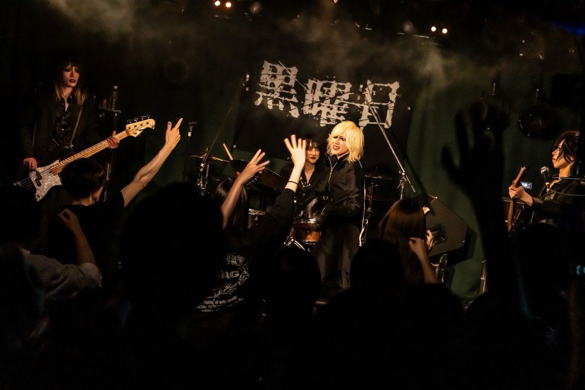 扁桃腺の腫れも良くなって
体調もよいです。
そして、公式ライブ映像に黒葉がドラムセットに突っ込んだのがないですね笑
残念