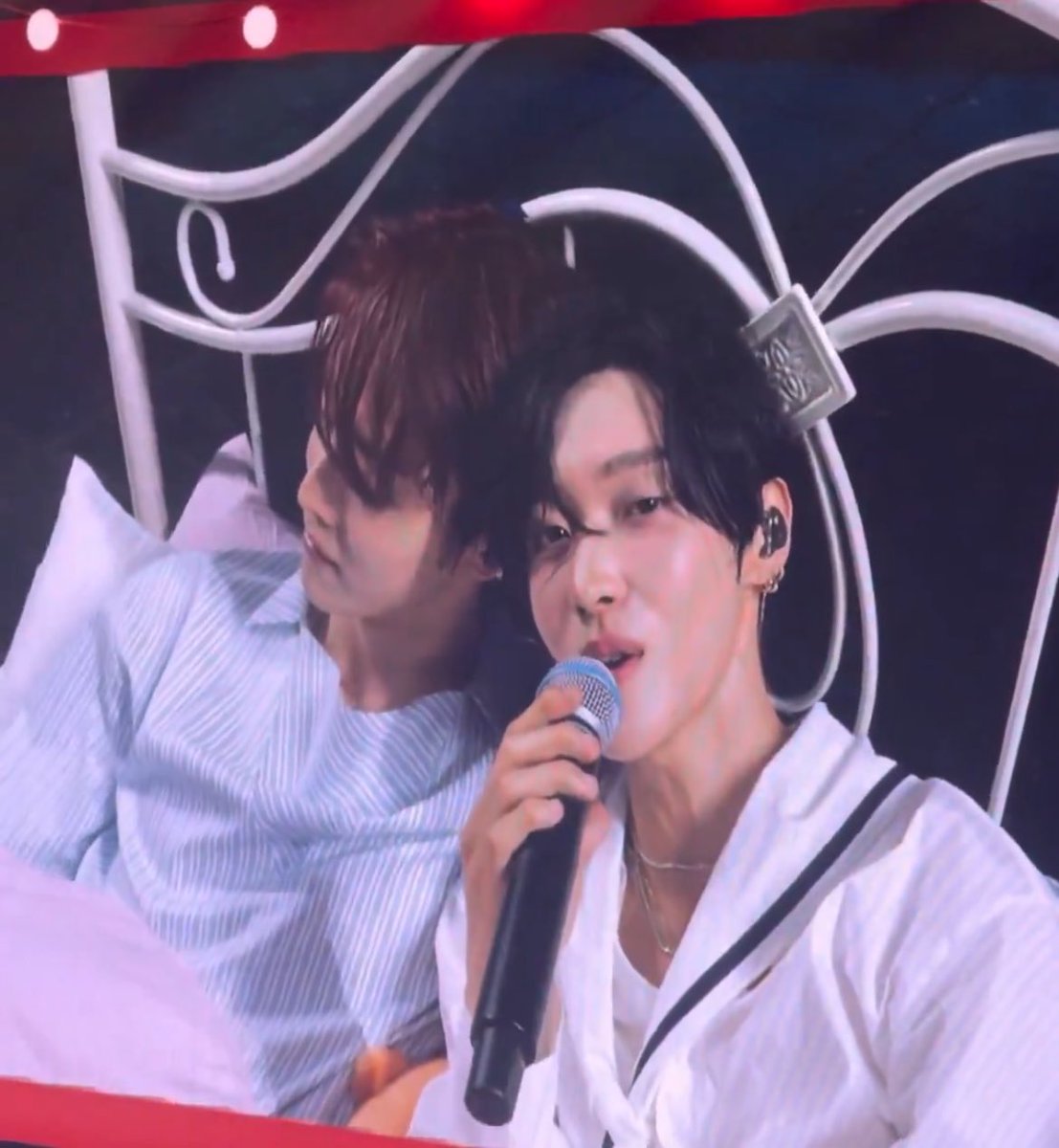 레바 tweet media