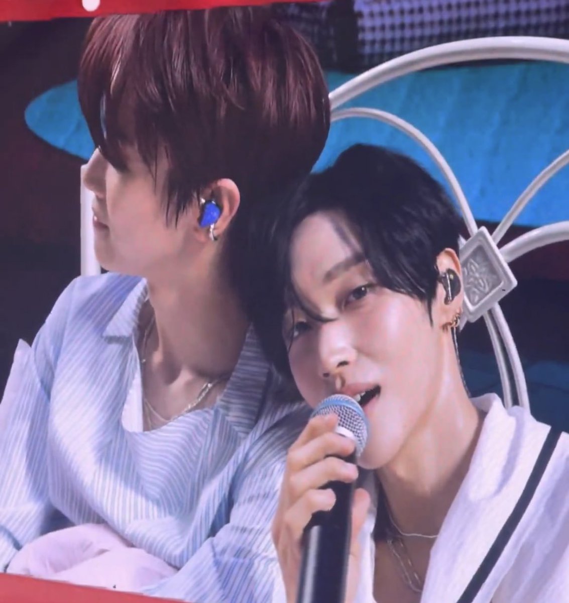 레바 tweet media