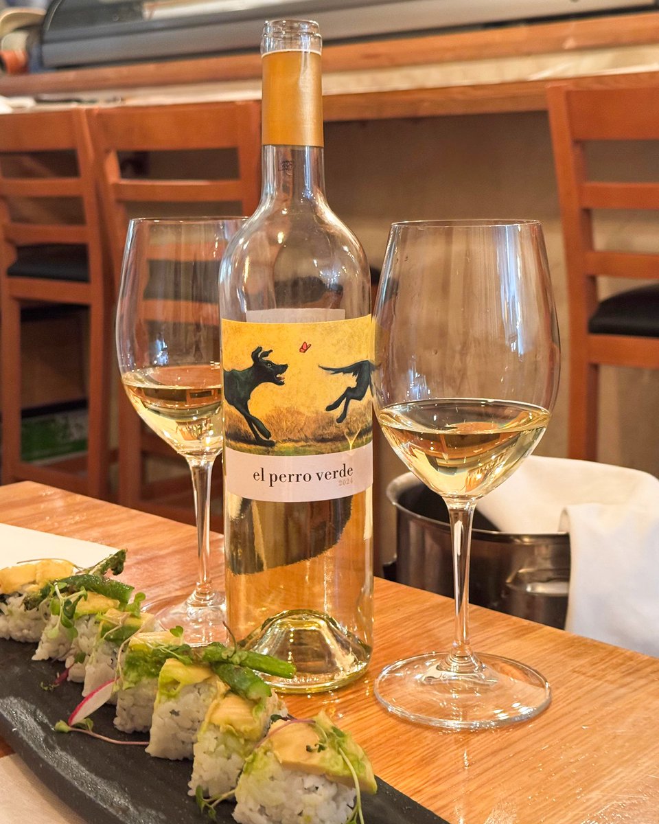 Platos excepcionales en el restaurante japonés Ikoya Izakaya con El perro verde 2024, un blanco fresco, vibrante y cristalino.