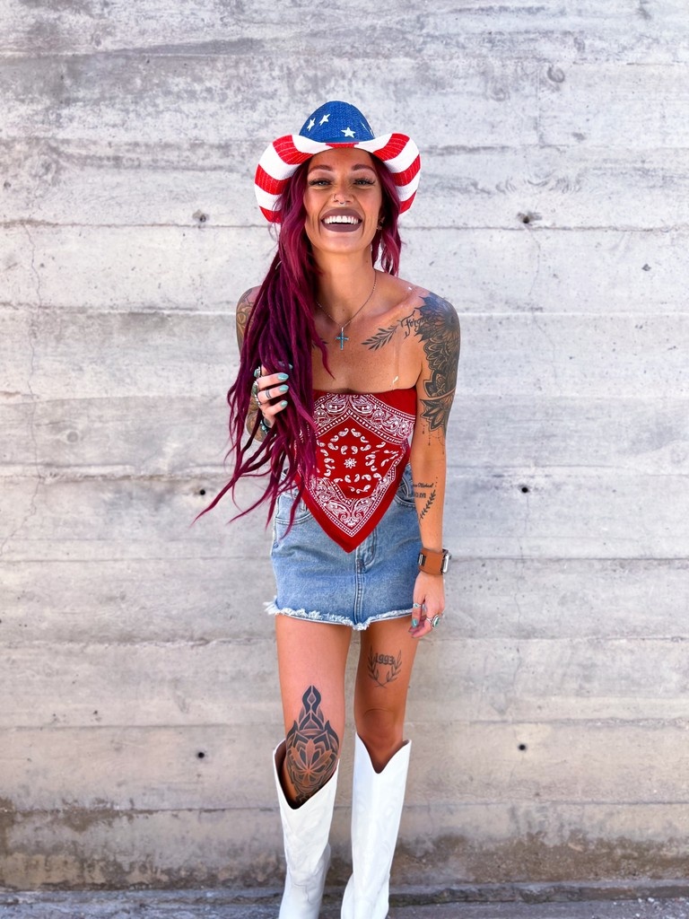 🇺🇸 Red, White, and LOC’d Up Right!

@kolourmemisfit nailed the look and the energy 💥⁠
We’re celebrating freedom, fresh dreadlocks, and the fierce individuality that makes you you!

🎉 P.S. Alin's Birthday giveaway is still poppin’!⁠
Click upvir.al/165316/lp165316⁠ to enter! 🎁