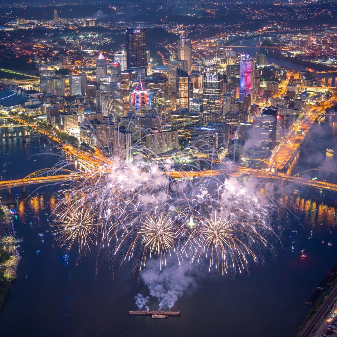Happy 4th of July, #DowtownPittsburgh! 🎆🎇 

📸: <a href="/dmcgrew/">Dustin McGrew</a>

#pittsburgh #fourthofjuly #independenceday #pgh #marketsquare #zambelli #summer