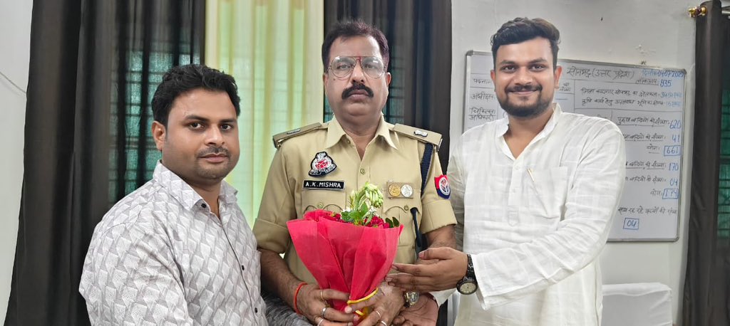 नवागत जेल अधीक्षक जिला कारागार सोनभद्र श्री अरुण कुमार मिश्रा जी  के साथ सप्रेम भेंट।