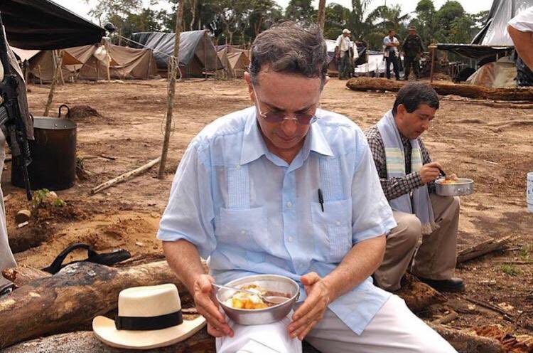 Humildad ante todo! Gracias Señor Presidente por su Amor a Colombia
 #AlvaroUribeFelizCumple
