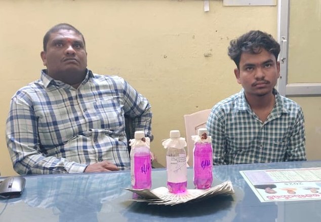 TelanganaACB's tweet image. Akireddy Naveen Kumar, Dy.Tahsildar and Gavidi Anjanna, Working on behalf of his sick father (Attender) O/o the Tahsildar of Kotapalli Mandal in Mancherial District were caught by the Telangana #ACB Officials for demanding and accepting the #bribe amount of Rs.10,000/- from the…