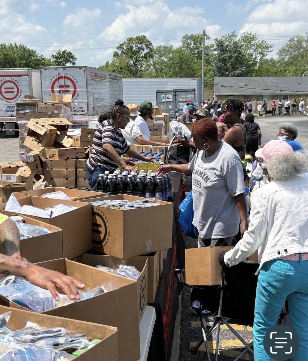 MMULSTL's tweet image. The Urban League @ULSTL hosted another Food Distribution this week for those in need providing items for almost 400 families totaling slightly over $100,000. Thank you to all of our dedicated staff and volunteers who make these efforts happen seamlessly throughout the region at…