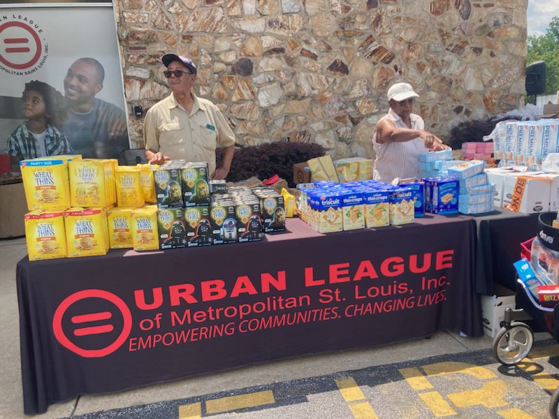 MMULSTL's tweet image. The Urban League @ULSTL hosted another Food Distribution this week for those in need providing items for almost 400 families totaling slightly over $100,000. Thank you to all of our dedicated staff and volunteers who make these efforts happen seamlessly throughout the region at…