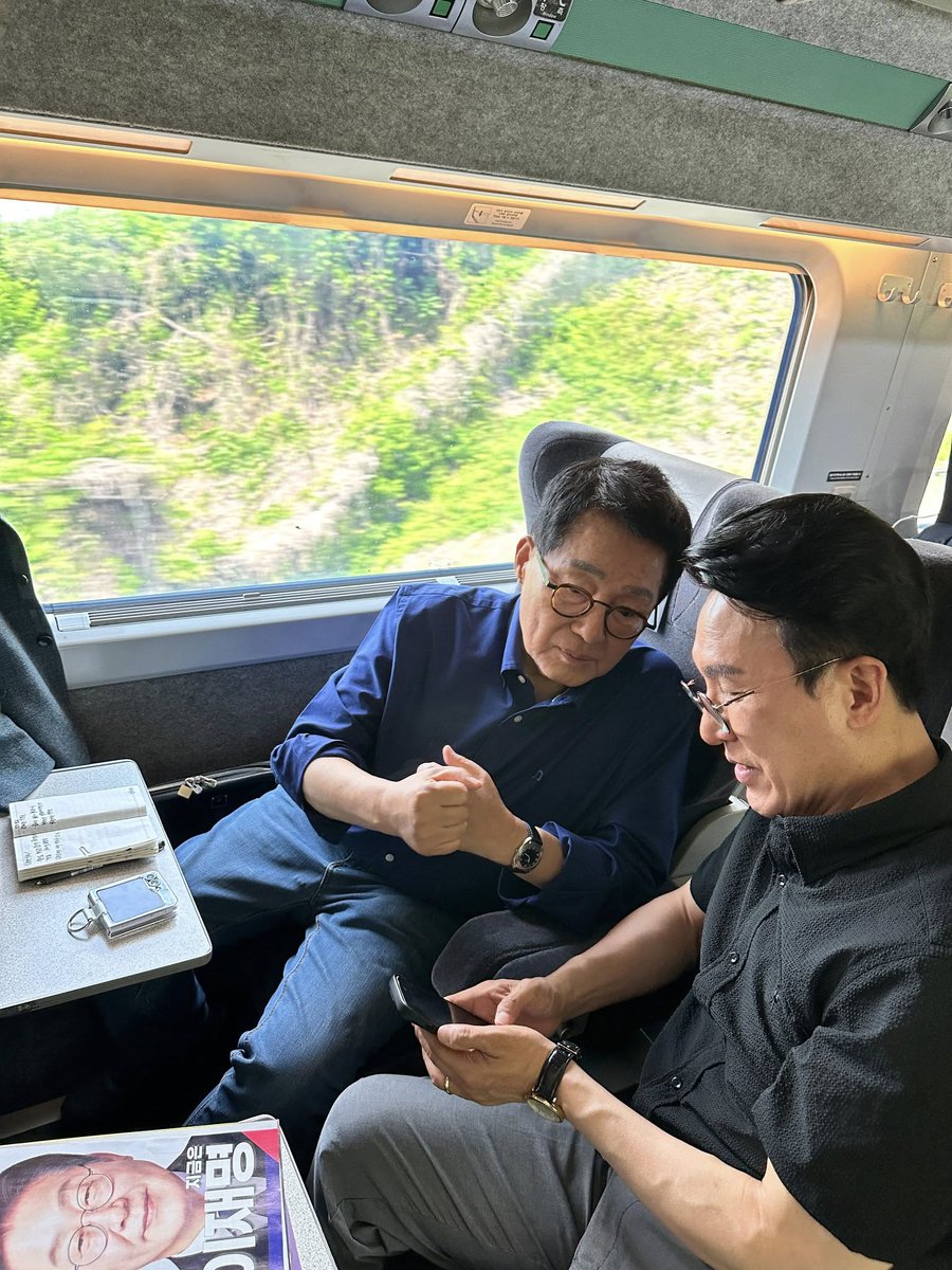 Clickseo's tweet photo. "이재명 대통령, 김민석 총리에 임명장 수여"

-- 김대중 정신 계승은 이야기 하지만...
-- 노무현.문재인 이야기는 없는 사람들이 최측근이라.

#김민석 #정청래 #박지원 #이재명 #대통령 https://t.co/bUGL1k1Qff