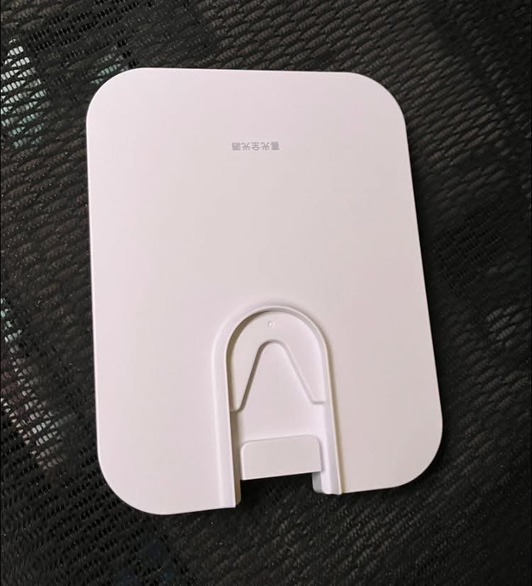 sealioler's tweet photo. 買了一個新檯燈，檯燈的底座是單獨包裝，包裝一拆就覺得不對勁，怎麼拿起來比槓片還重-_-

用秤一量，果然高達四公斤，你這底座殼子裡是純精鋼製的是吧？！難怪單買一片就要八百八… https://t.co/R3UzoSwyTe