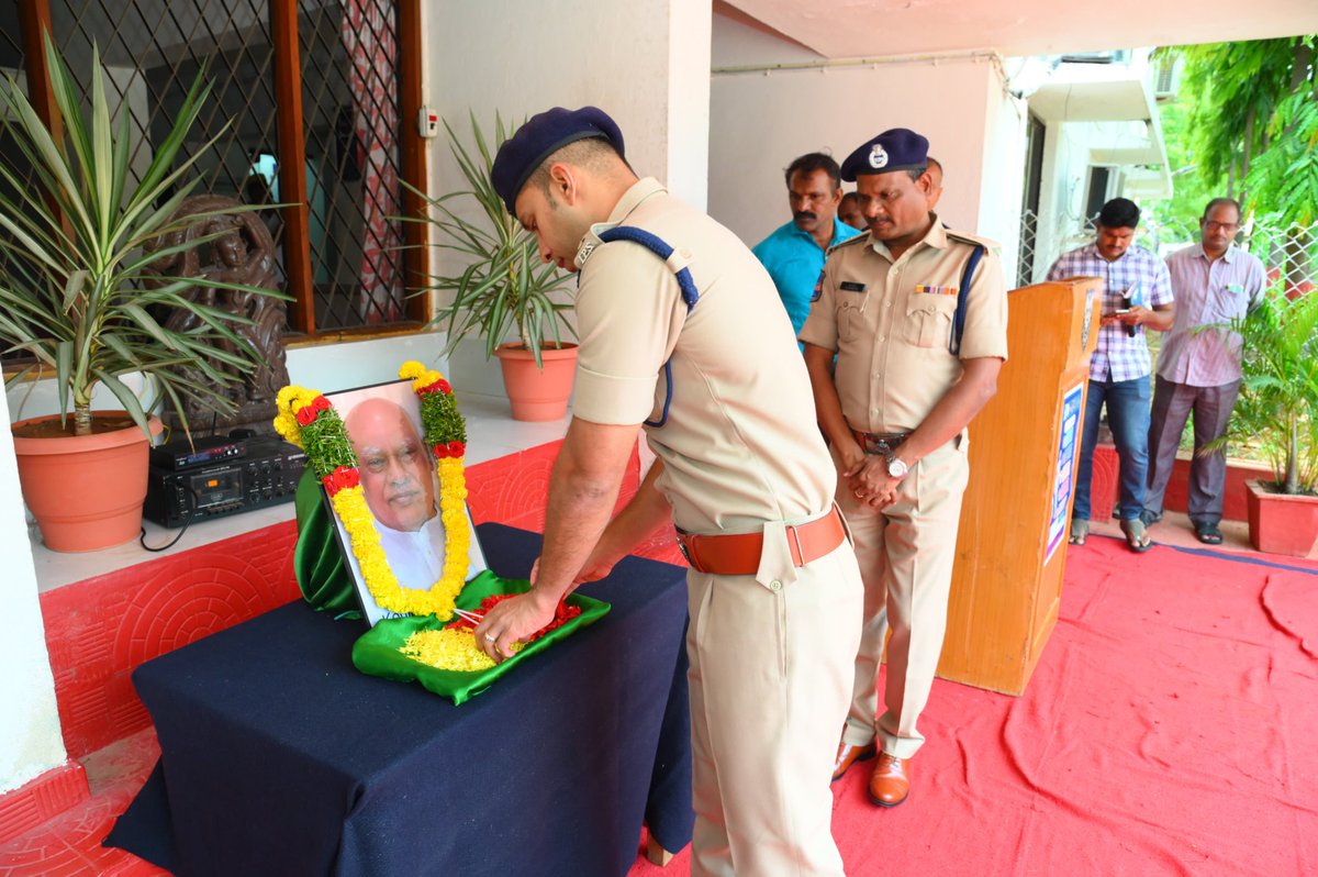 District SP Sharath Chandra Pawar IPS Pays Glorious Tributes on the Birth Anniversary of Former Chief Minister Konijeti Rosaiah

On the occasion of the birth anniversary of the late leader and former Chief Minister of the erstwhile united Andhra Pradesh, Konijeti Rosaiah, a