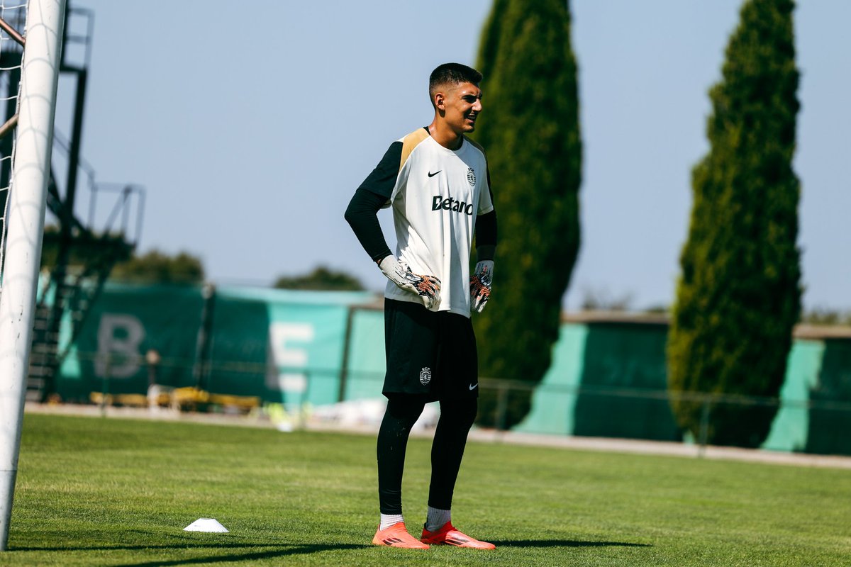 SportingCP's tweet photo. O #SportingB já prepara a nova época em campo 💪 https://t.co/qBV4SVxgNK