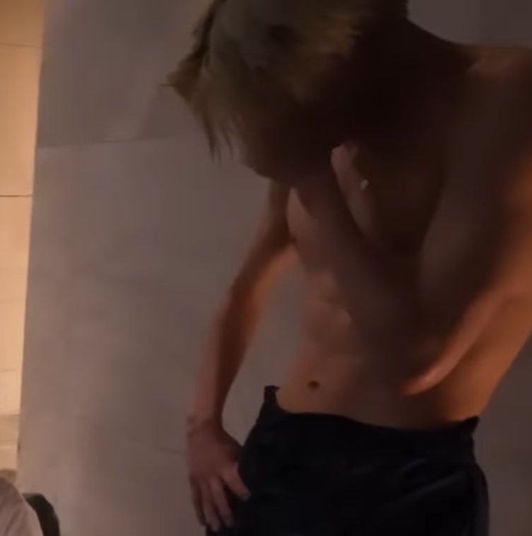 아니 몸 ㄹㅇ 그 고대 조각상 같음
