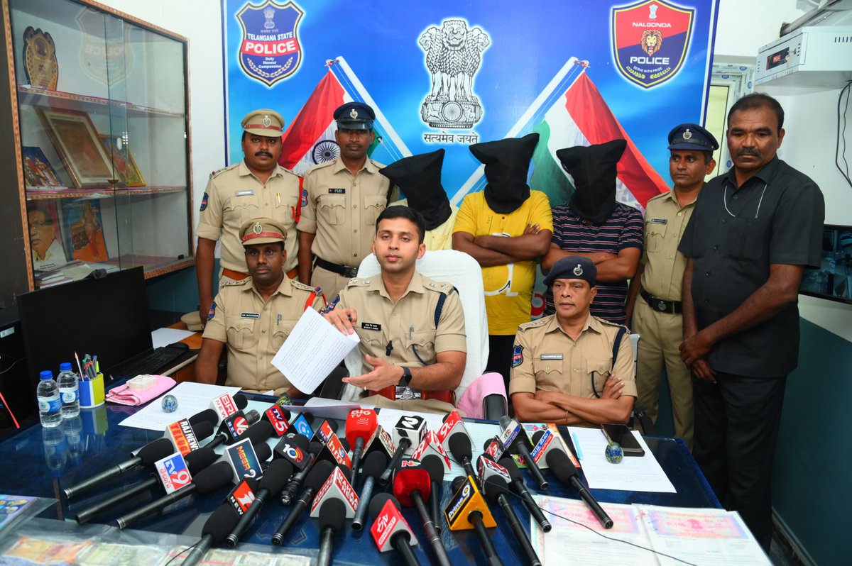 Lucky Draw Scam – Three Fraudsters Arrested | ₹70 Lakhs Worth Assets Seized
In a major breakthrough, Miryalaguda-I Town Police arrested three notorious fraudsters who deceived innocent people under the guise of a “lucky draw” scheme. Nalgonda District Superintendent of Police,