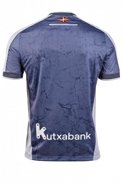 La idea de la 2ª equipación de la #RealSociedad no era mala, pero la ejecución no me agrada.

Si fuera al completo de ese color y con ese efecto mármol, ganaría mucho más.

¿Escudo grande en el centro? Me tengo que acostumbrar, pero creo que le hace falta un patrocinio en blanco.