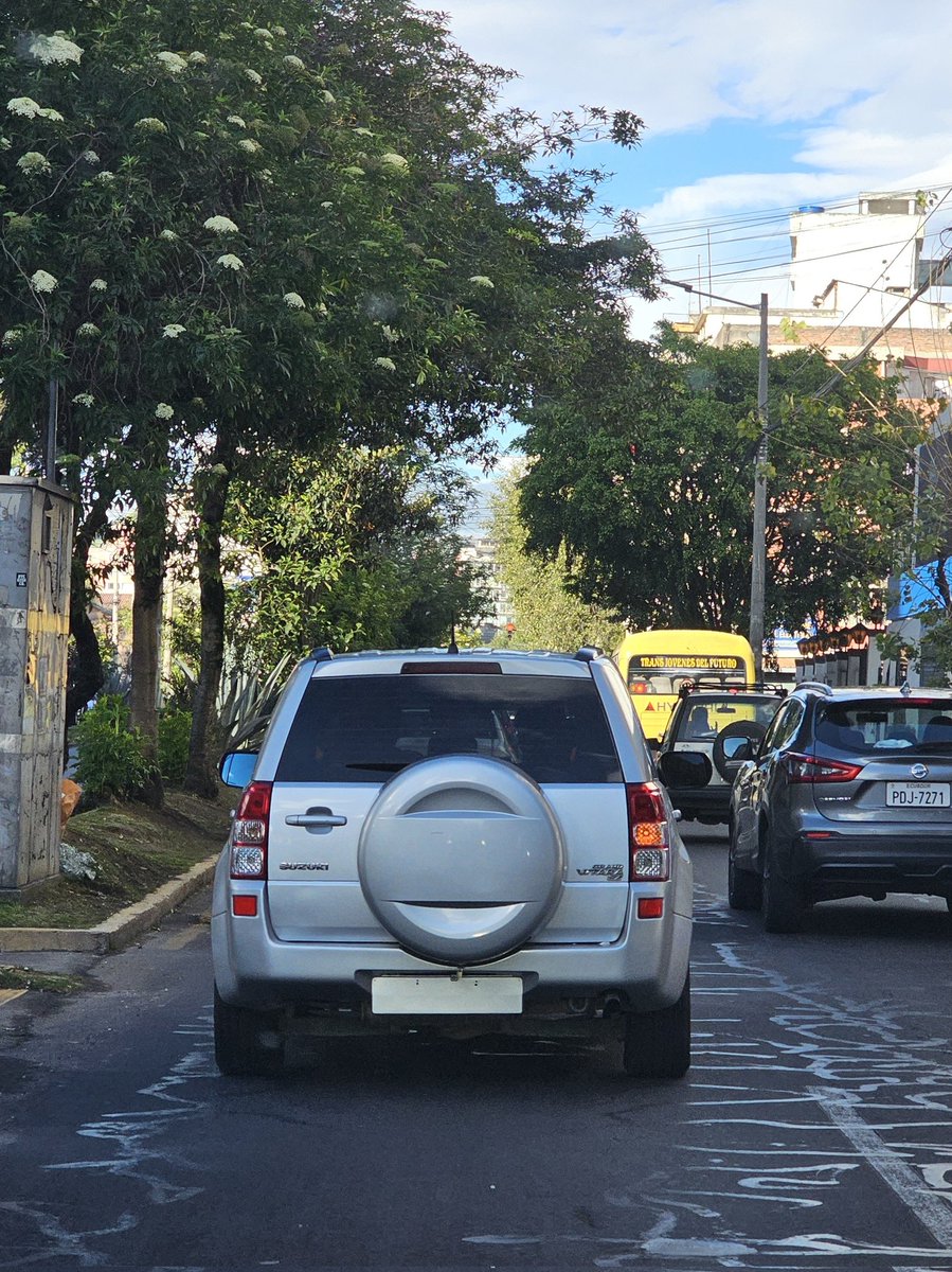 javoec's tweet photo. #SinPlacasEC es de cada día en #Quito, srs @AMT_Quito @movilidadquito_ @pabelml @washo2627 @PoliciaEcuador https://t.co/RiwPnjNOL0
