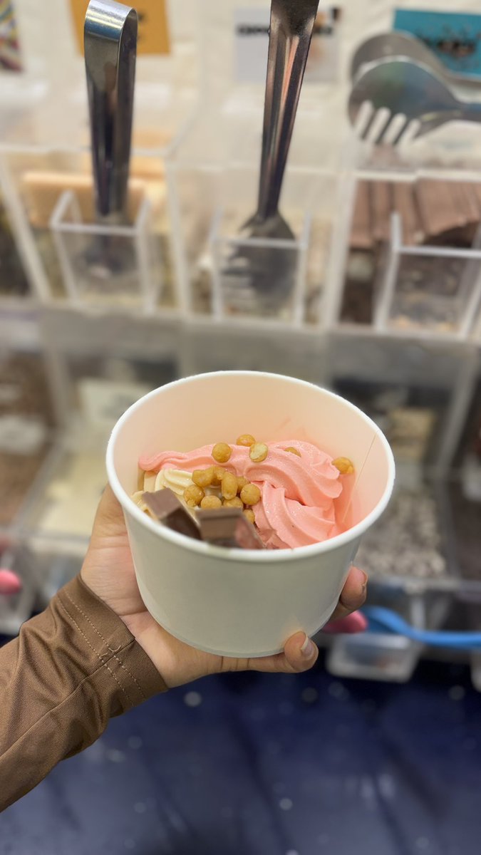PAINTwTHREADZ's tweet photo. lol kitkat with strawberry gelato xD. Tbh didn’t go well but who cares hehe https://t.co/Pz91zOMIGC