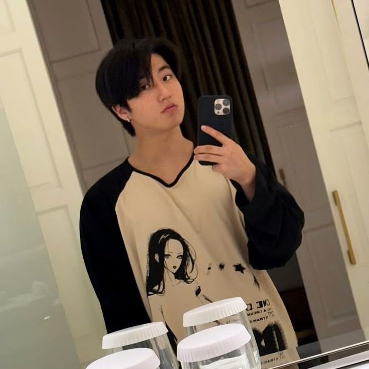 HanJisungB0t's tweet photo. 💌 [New message from 🐿🫧]

No siempre tienes que entenderlo todo, tampoco tienes que saber siempre por qué duele o por qué el día de hoy pesa mucho más. 

A veces no necesitas "esforzarte más" sino, quedarte quieto un ratito. 

(+) https://t.co/LnmmaftHNn