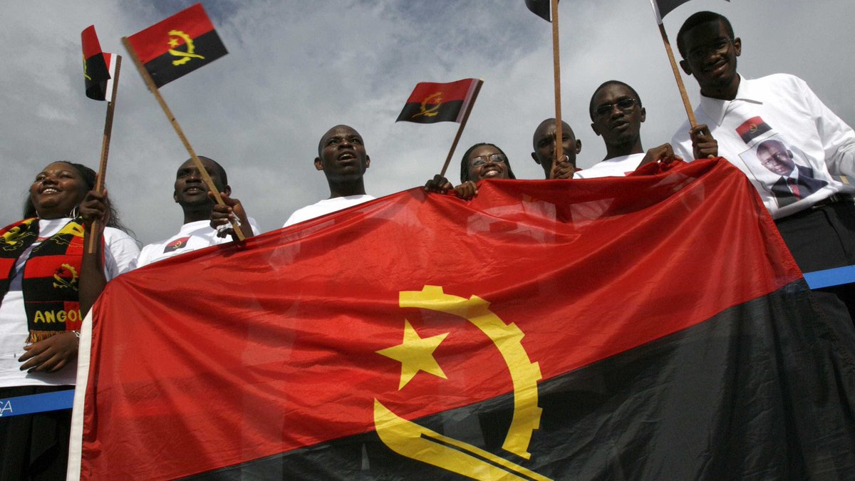 🇵🇹 | No dia de ontem, a comunidade imigrante de Angola fez uma manifestação em frente à Residência Oficial do Primeiro-Ministro e ameaçou a segurança interna de Portugal.

O porta-voz angolano afirmou que as coisas ficarão “feias” caso bloqueiem a sua entrada em Portugal.
