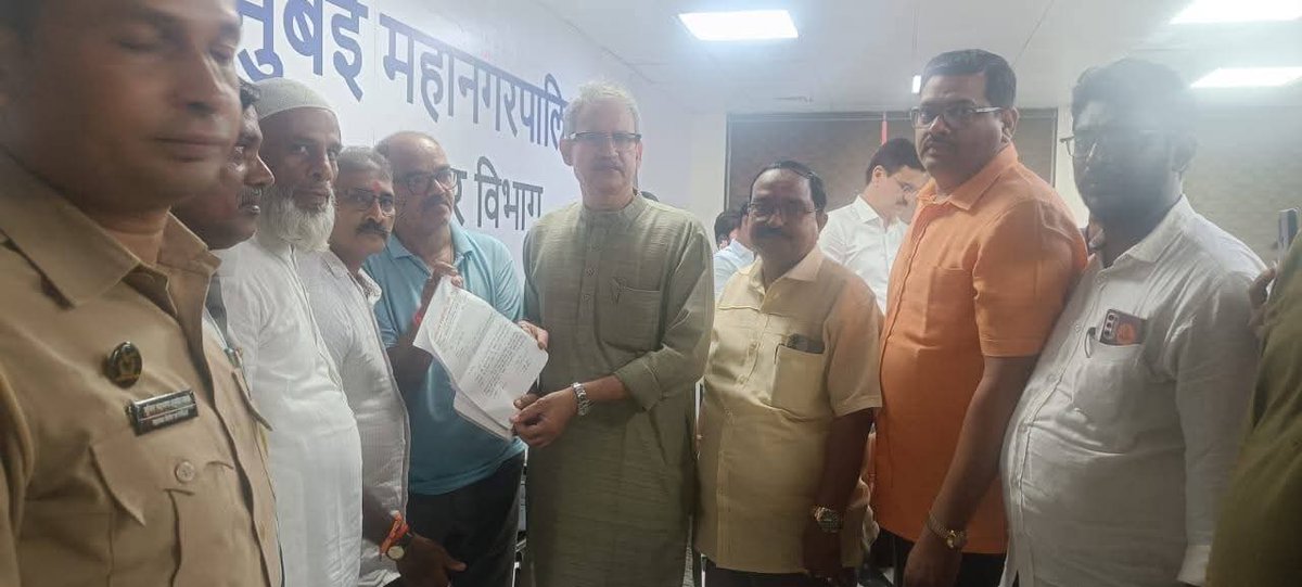 मोहरम सणानिमित्त मुंबई महानगरपालिका जी उत्तर वॅांर्ड याठिकाणी सभा पार पडली.

बृहन्मुंबई महानगरपालिका जी उत्तर वॅार्ड कार्यालय येथे मोहरम सणानिमित्त शांतता व सुव्यवस्थेसंदर्भात महत्त्वपूर्ण सभा पार पडली. या सभेला श्री. विनायक विस्पुते वॉर्ड ऑफीसर (सहाय्यक आयुक्त) यांची प्रमुख