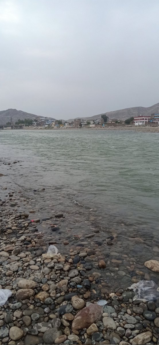 د چا دعاګانې به وی🤲
نن ورځ به زه دلته نه وی اوبو درنه وړی وم ملګرو
خو شکر چی چلاکی می وکړه
د اوبو مرګ می په سترګو ولیدو😷

بهسود سیند🥴