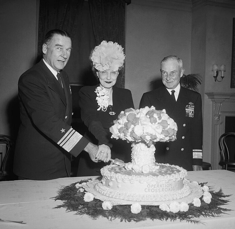 AtomicMuseum's tweet image. Slice of history 🍰💥

In this 1946 photo, Vice Adm. W.H.P. Blandy, his wife, and Rear Adm. George M. Lowry celebrate Operation Crossroads—the atomic bomb tests at Bikini Atoll—by cutting a mushroom cloud–shaped angel food cake.
