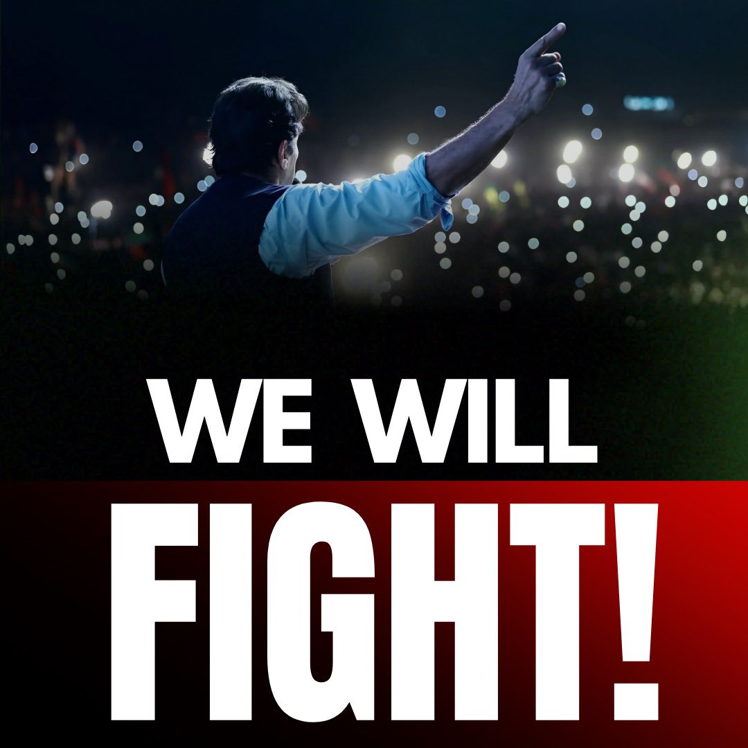 اور ہم کبھی نہیں سوچتے کہ اپنے خان کو ہارنے دیں گے۔
ہم کبھی نہیں سوچتے کہ ظلم فسطائیت سے تنگ آکر نا امید ہوکر خان کو اکیلا چھوڑ دیں گے۔

جوانیاں لٹائیں گے ،خان کو بچائیں گے ۔
#استقامت_کے_700_دن