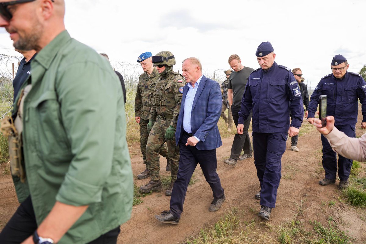 MSWiA_GOV_PL's tweet photo. 📌 #Zapora na granicy 🇵🇱 - 🇧🇾 | Wiceminister @czeslawmroczek wraz z Prezydentem RP spotkali się dziś z funkcjonariuszami @Straz_Graniczna i @PolskaPolicja oraz żołnierzami #WojskoPolskie, którzy każdego dnia strzegą bezpieczeństwa granicy polsko-białoruskiej.
✅ Po odprawie dotyczącej ochrony wschodniej granicy państwa wiceminister @czeslawmroczek wziął udział w uroczystej zbiórce z funkcjonariuszami @Straz_Graniczna i @PolskaPolicja oraz żołnierzami #WojskoPolskie w #Jaryłówka.