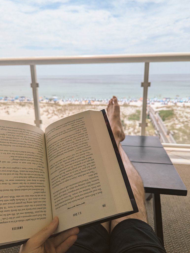i0ki_LoL's tweet image. Just a League of Legends player reading a book with a beautiful view ⛱️