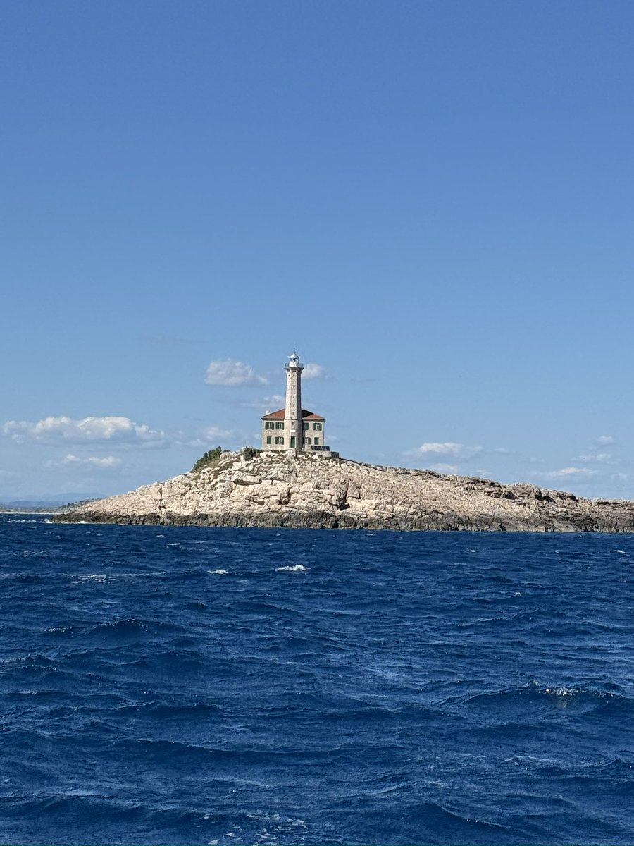 Blitvenica lighthouse
instagram.com/p/DLprt6kM_P9/…
